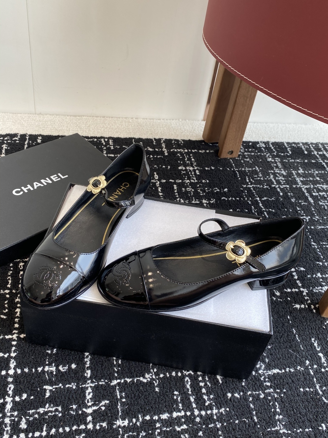 代购级
CHANEL小香 25ss 春夏鞋头电绣双C logo点缀,玛丽珍 粗跟单鞋 宛如女神脖子上的项