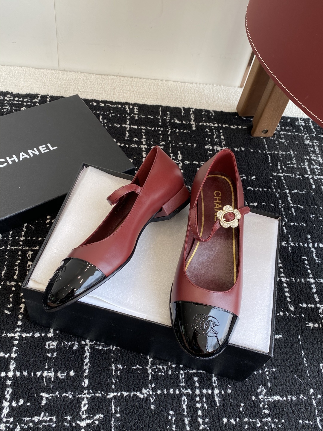 代购级
CHANEL小香 25ss 春夏鞋头电绣双C logo点缀,玛丽珍 粗跟单鞋 宛如女神脖子上的项