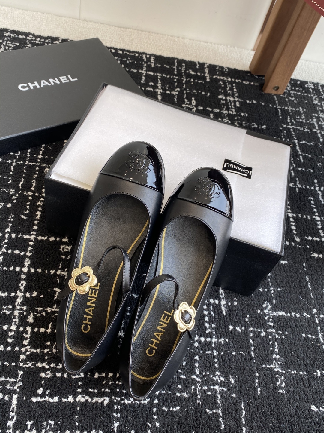 代购级
CHANEL小香 25ss 春夏鞋头电绣双C logo点缀,玛丽珍 粗跟单鞋 宛如女神脖子上的项