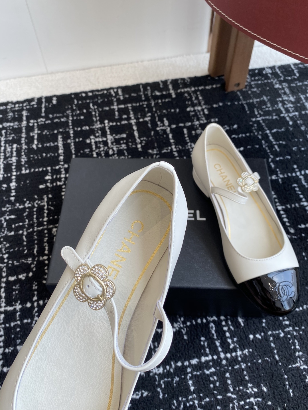 代购级
CHANEL小香 25ss 春夏鞋头电绣双C logo点缀,玛丽珍 粗跟单鞋 宛如女神脖子上的项
