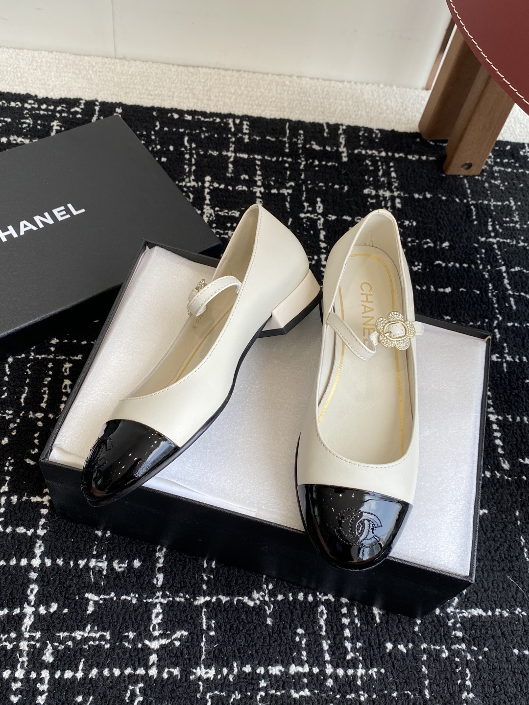 代购级
CHANEL小香 25ss 春夏鞋头电绣双C logo点缀,玛丽珍 粗跟单鞋 宛如女神脖子上的项