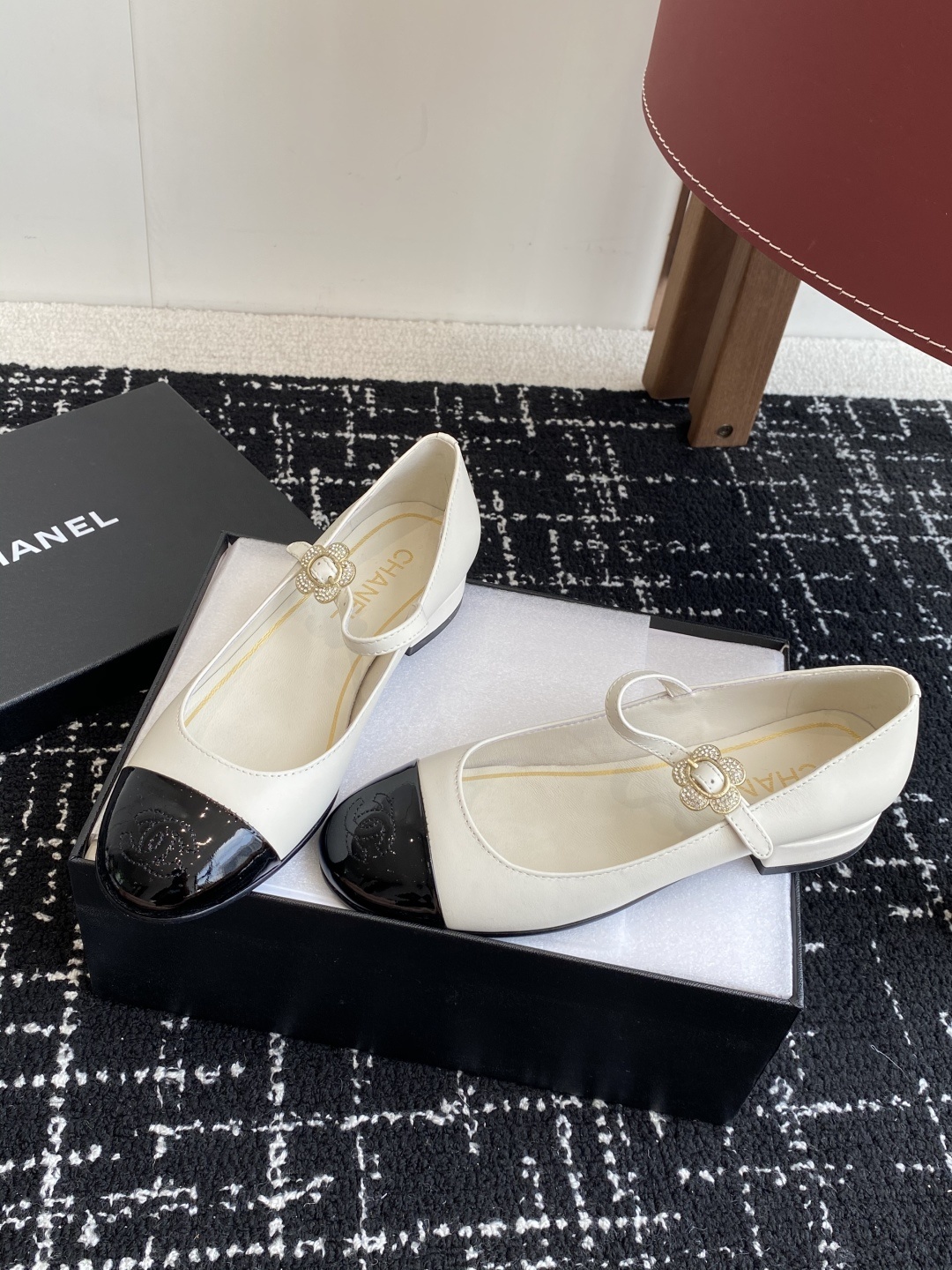 代购级
CHANEL小香 25ss 春夏鞋头电绣双C logo点缀,玛丽珍 粗跟单鞋 宛如女神脖子上的项