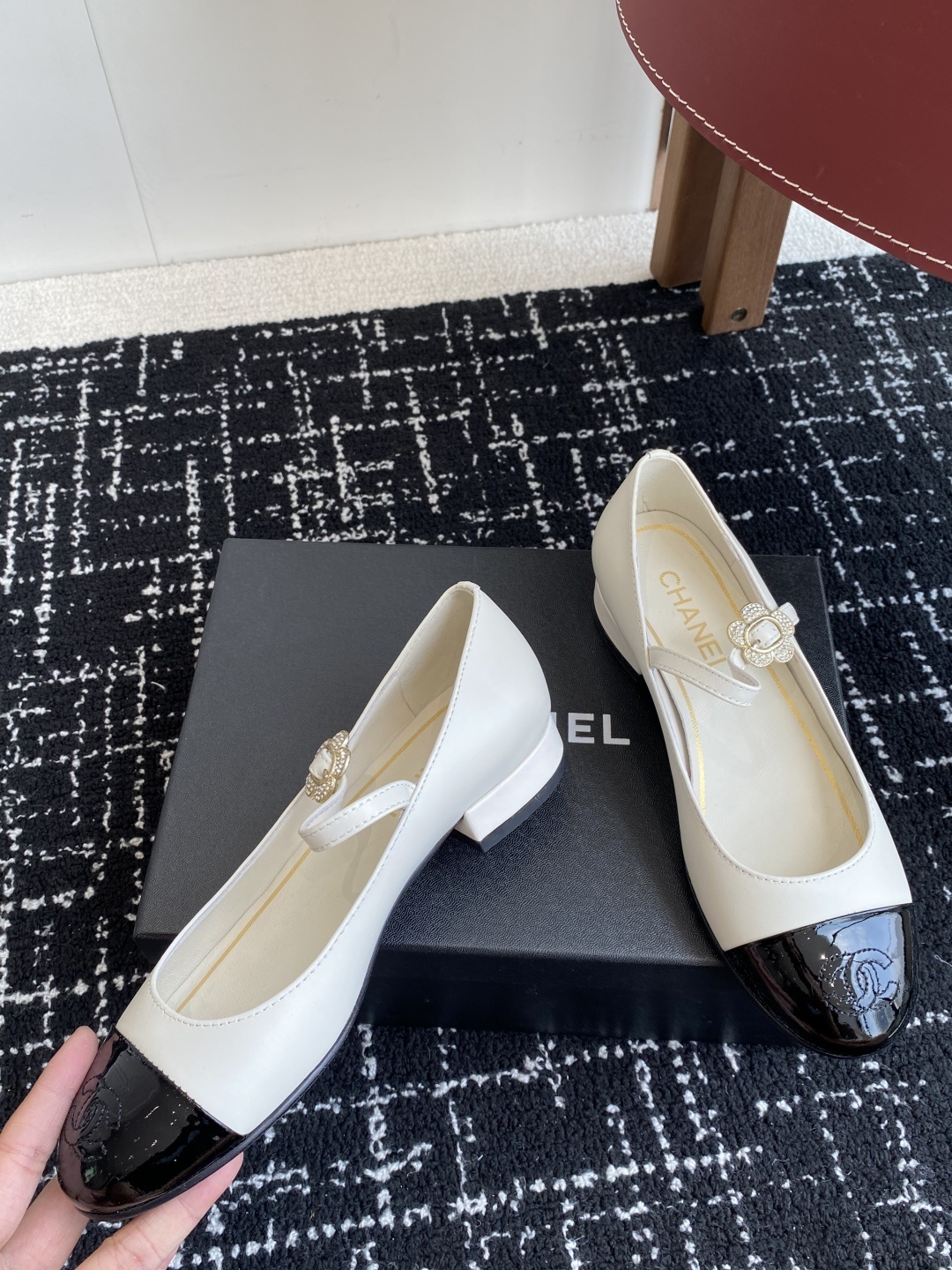 代购级
CHANEL小香 25ss 春夏鞋头电绣双C logo点缀,玛丽珍 粗跟单鞋 宛如女神脖子上的项