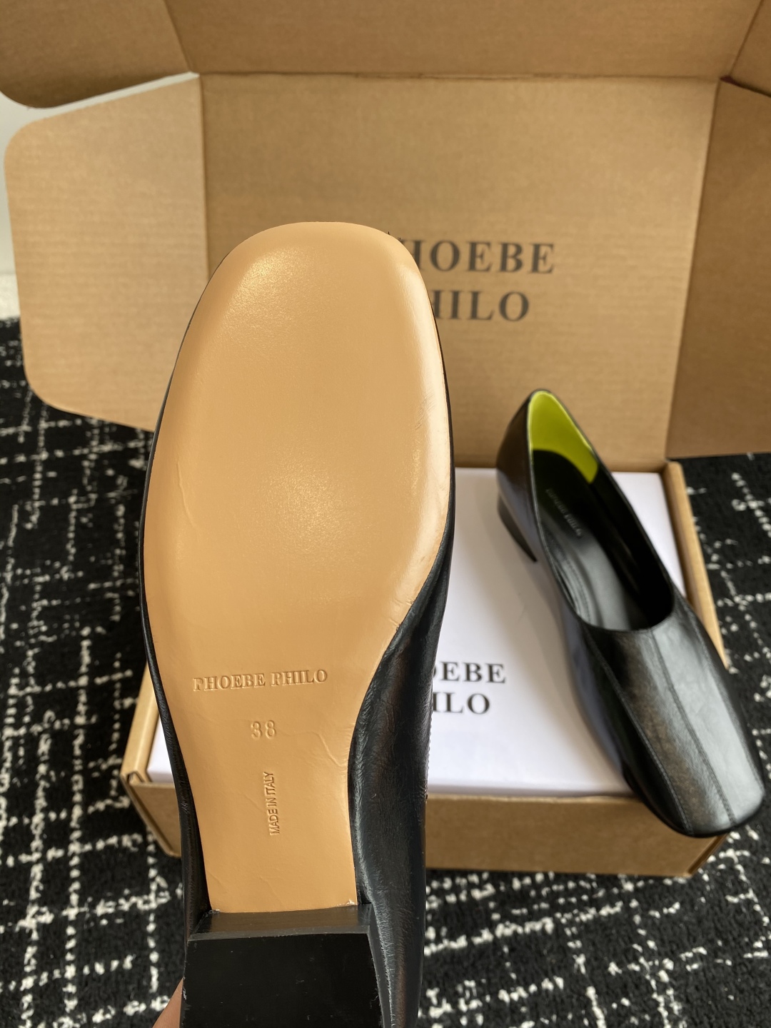 代购级
PHOEBE PHILO 25ss独家发售 双缝线方头玛丽珍单鞋

整体油蜡皮的质感简直不要太爱