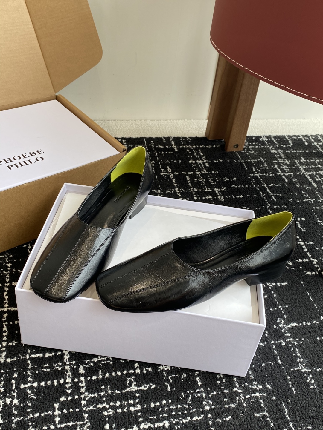 代购级
PHOEBE PHILO 25ss独家发售 双缝线方头玛丽珍单鞋

整体油蜡皮的质感简直不要太爱
