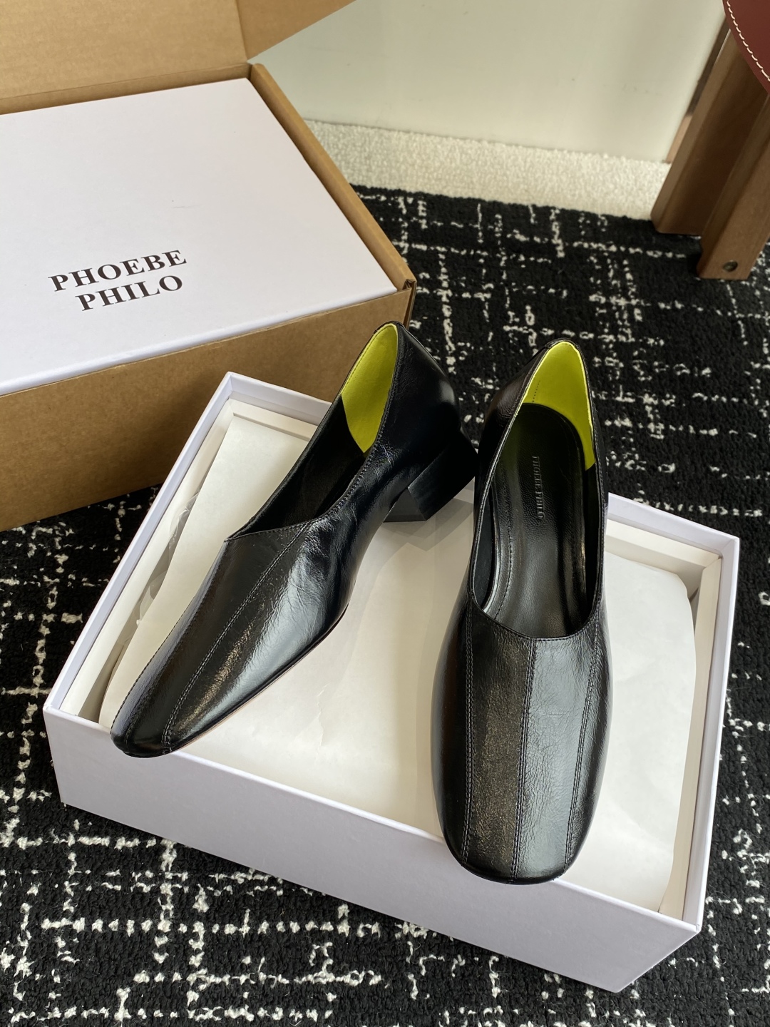 代购级
PHOEBE PHILO 25ss独家发售 双缝线方头玛丽珍单鞋

整体油蜡皮的质感简直不要太爱