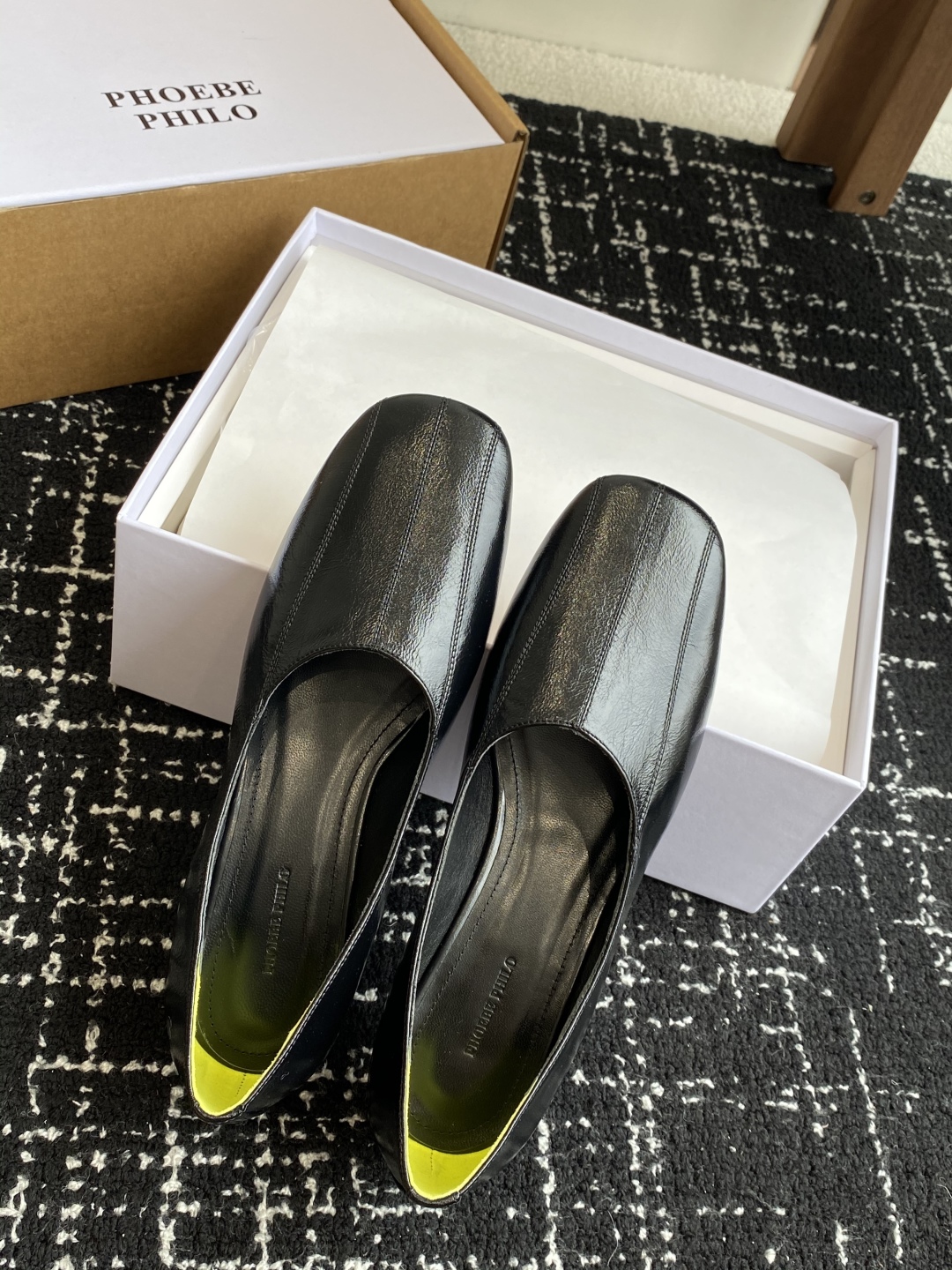代购级
PHOEBE PHILO 25ss独家发售 双缝线方头玛丽珍单鞋

整体油蜡皮的质感简直不要太爱