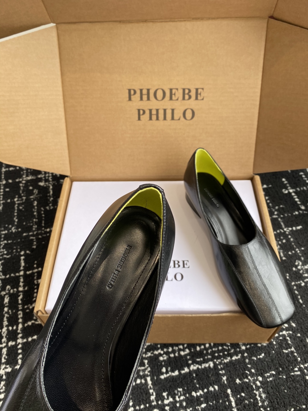 代购级
PHOEBE PHILO 25ss独家发售 双缝线方头玛丽珍单鞋

整体油蜡皮的质感简直不要太爱