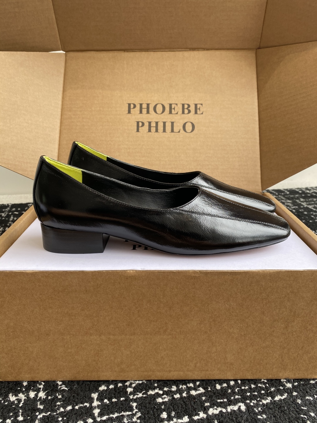 代购级
PHOEBE PHILO 25ss独家发售 双缝线方头玛丽珍单鞋

整体油蜡皮的质感简直不要太爱