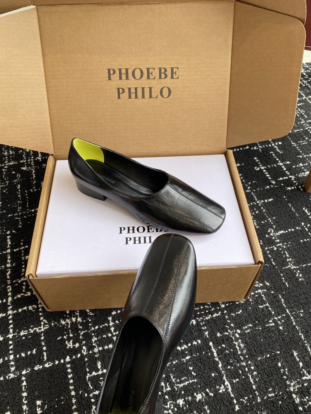 代购级
PHOEBE PHILO 25ss独家发售 双缝线方头玛丽珍单鞋

整体油蜡皮的质感简直不要太爱