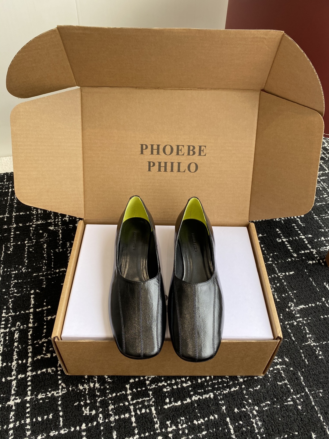 代购级
PHOEBE PHILO 25ss独家发售 双缝线方头玛丽珍单鞋

整体油蜡皮的质感简直不要太爱