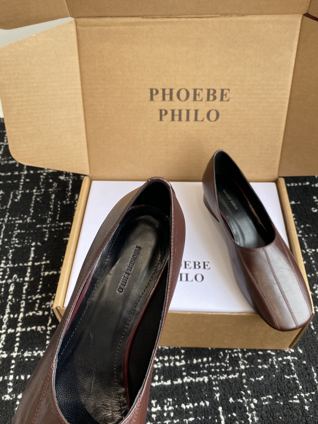 代购级
PHOEBE PHILO 25ss独家发售 双缝线方头玛丽珍单鞋

整体油蜡皮的质感简直不要太爱
