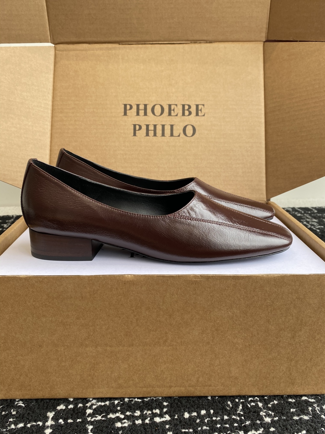 代购级
PHOEBE PHILO 25ss独家发售 双缝线方头玛丽珍单鞋

整体油蜡皮的质感简直不要太爱