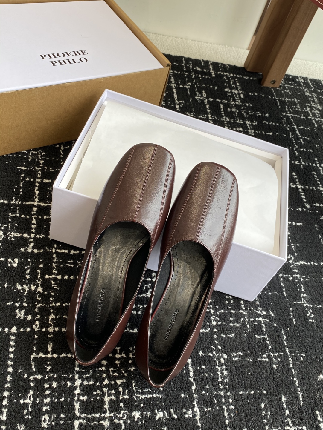代购级
PHOEBE PHILO 25ss独家发售 双缝线方头玛丽珍单鞋

整体油蜡皮的质感简直不要太爱