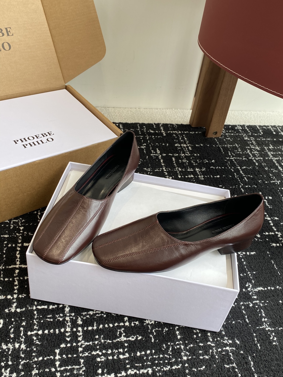 代购级
PHOEBE PHILO 25ss独家发售 双缝线方头玛丽珍单鞋

整体油蜡皮的质感简直不要太爱