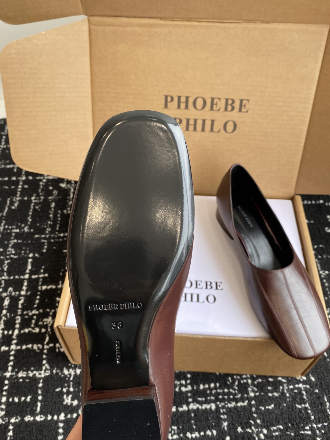 代购级
PHOEBE PHILO 25ss独家发售 双缝线方头玛丽珍单鞋

整体油蜡皮的质感简直不要太爱
