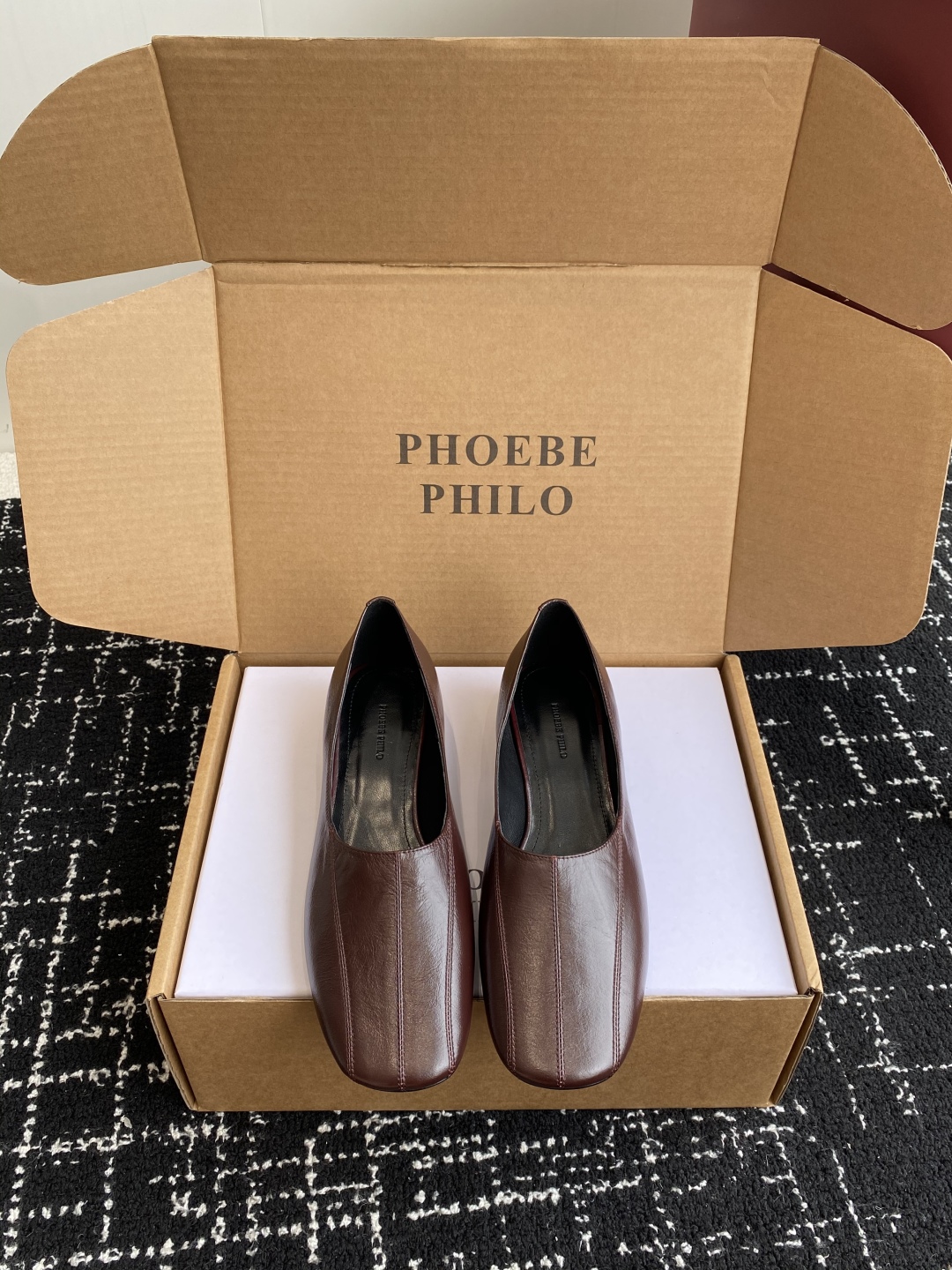 代购级
PHOEBE PHILO 25ss独家发售 双缝线方头玛丽珍单鞋

整体油蜡皮的质感简直不要太爱
