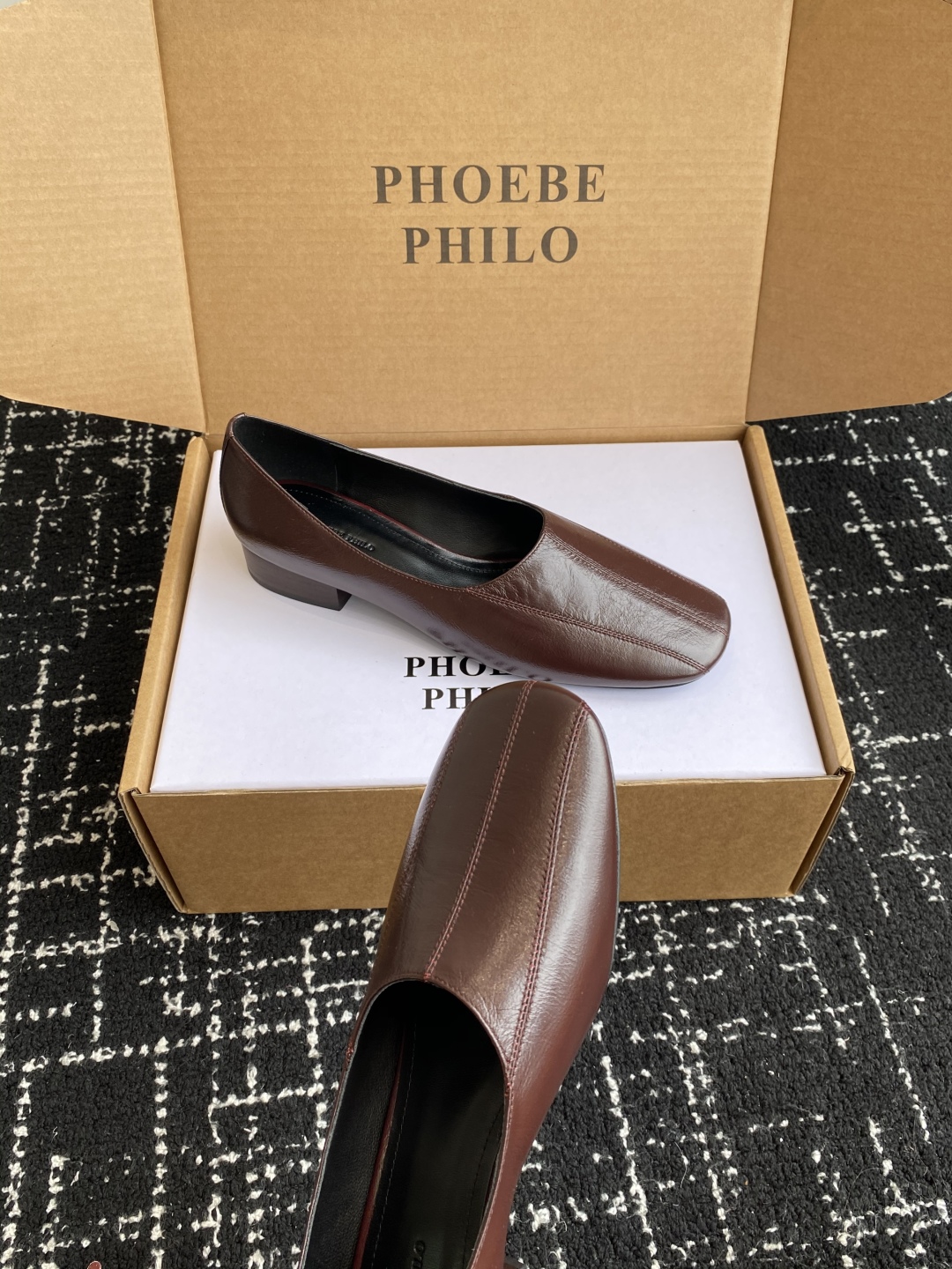 代购级
PHOEBE PHILO 25ss独家发售 双缝线方头玛丽珍单鞋

整体油蜡皮的质感简直不要太爱