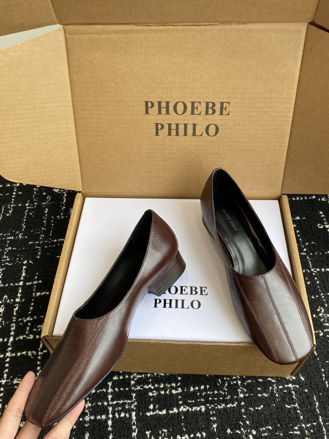 代购级
PHOEBE PHILO 25ss独家发售 双缝线方头玛丽珍单鞋

整体油蜡皮的质感简直不要太爱
