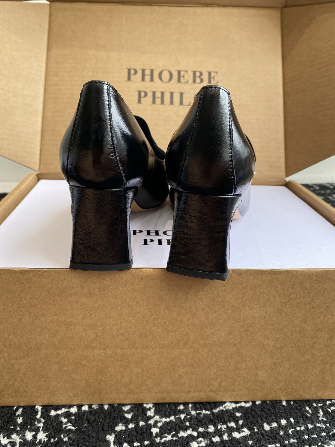代购级
PHOEBE PHILO 25ss独家发售 双缝线方头玛丽珍单鞋

整体油蜡皮的质感简直不要太爱