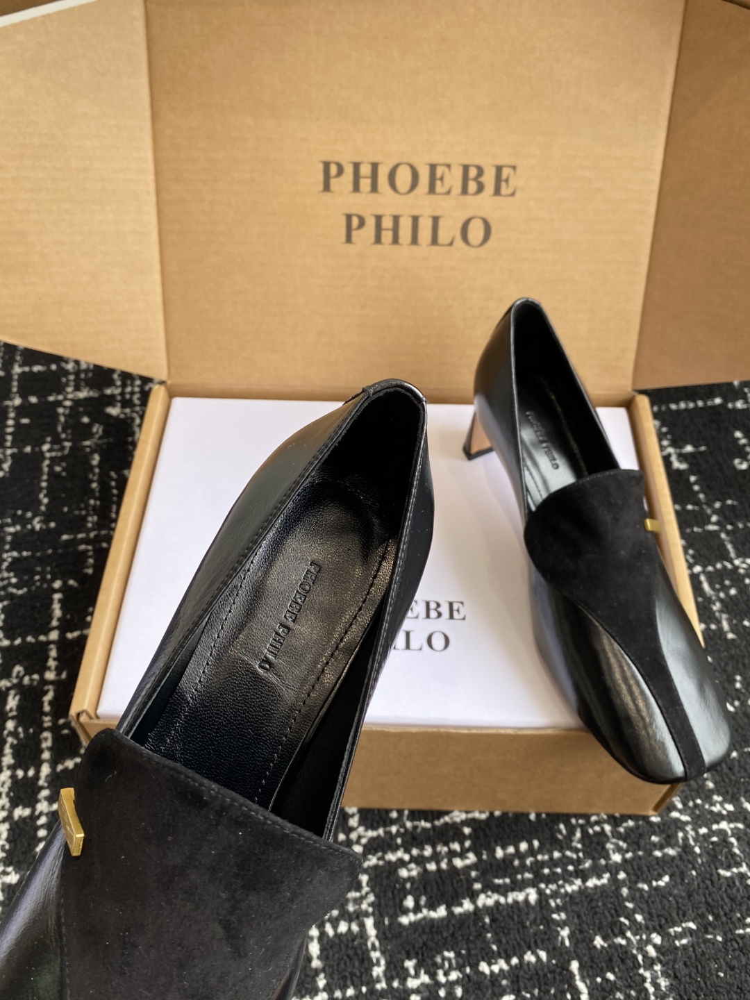 代购级
PHOEBE PHILO 25ss独家发售 双缝线方头玛丽珍单鞋

整体油蜡皮的质感简直不要太爱