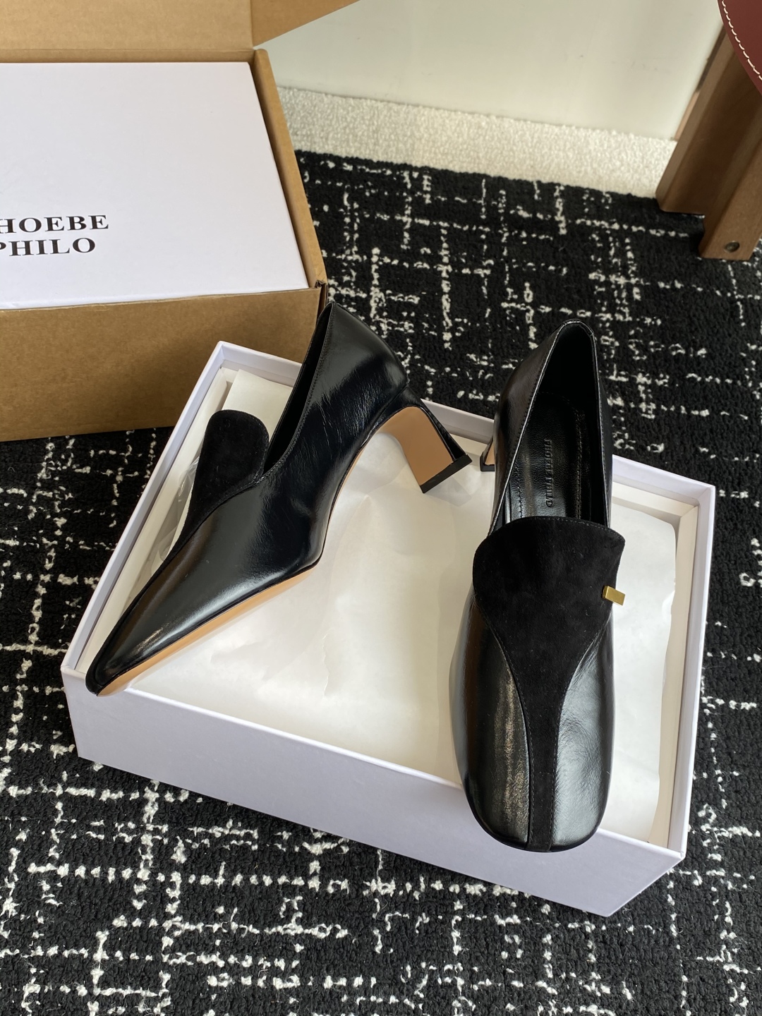代购级
PHOEBE PHILO 25ss独家发售 双缝线方头玛丽珍单鞋

整体油蜡皮的质感简直不要太爱