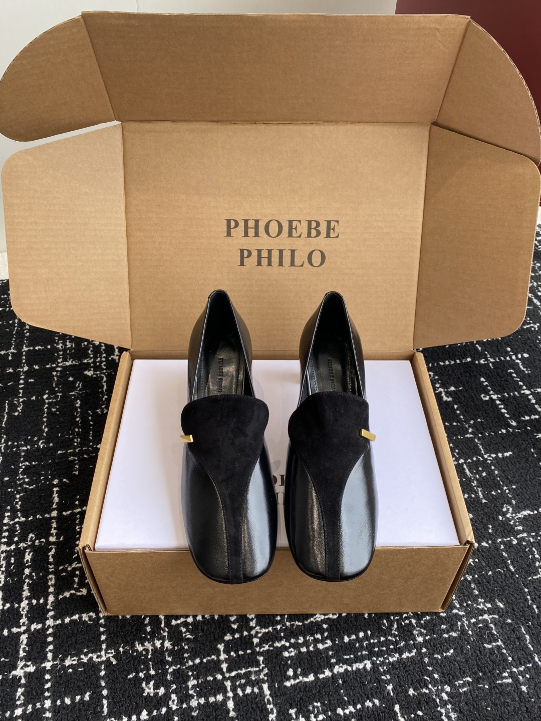 代购级
PHOEBE PHILO 25ss独家发售 双缝线方头玛丽珍单鞋

整体油蜡皮的质感简直不要太爱