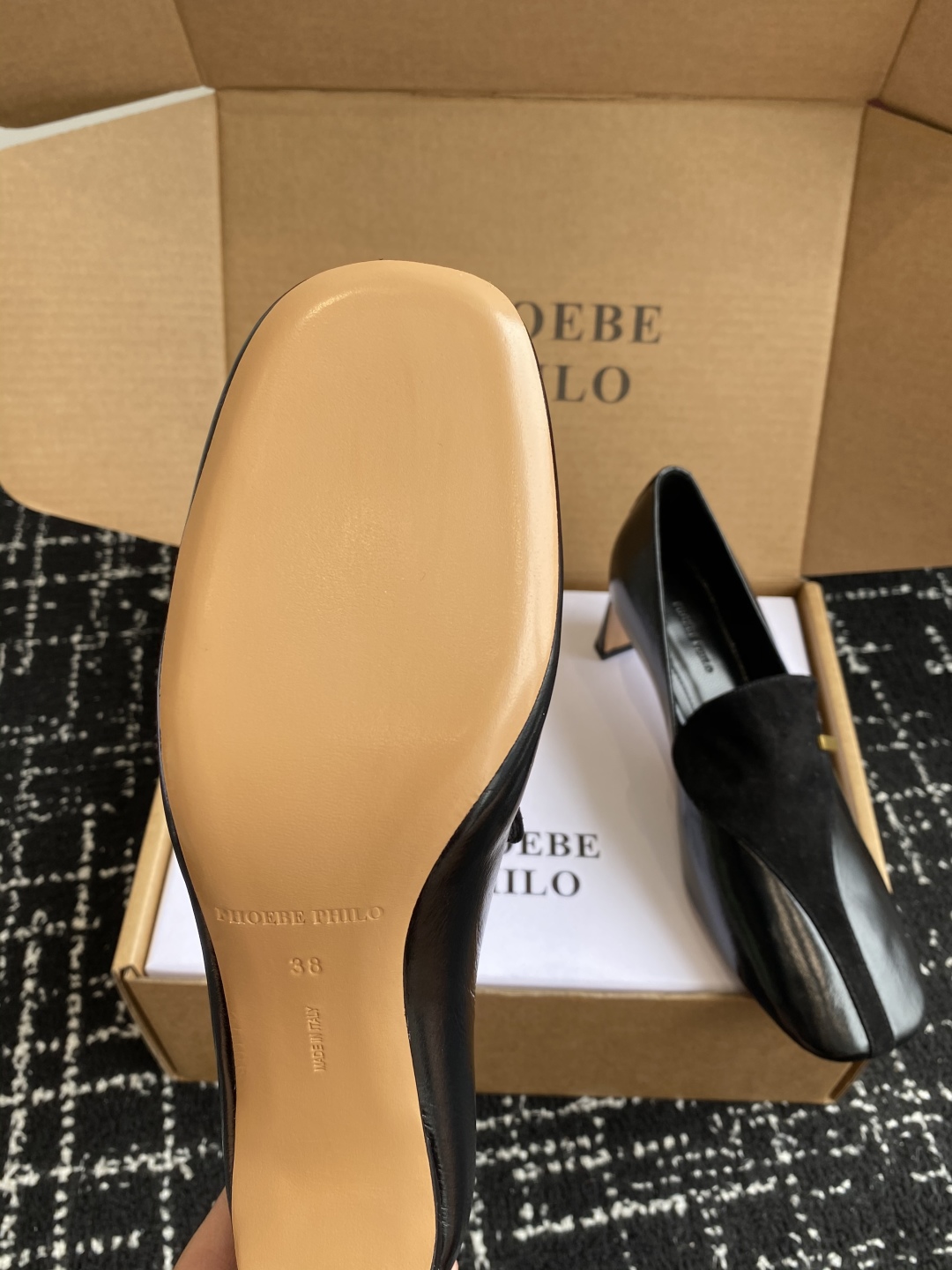 代购级
PHOEBE PHILO 25ss独家发售 双缝线方头玛丽珍单鞋

整体油蜡皮的质感简直不要太爱