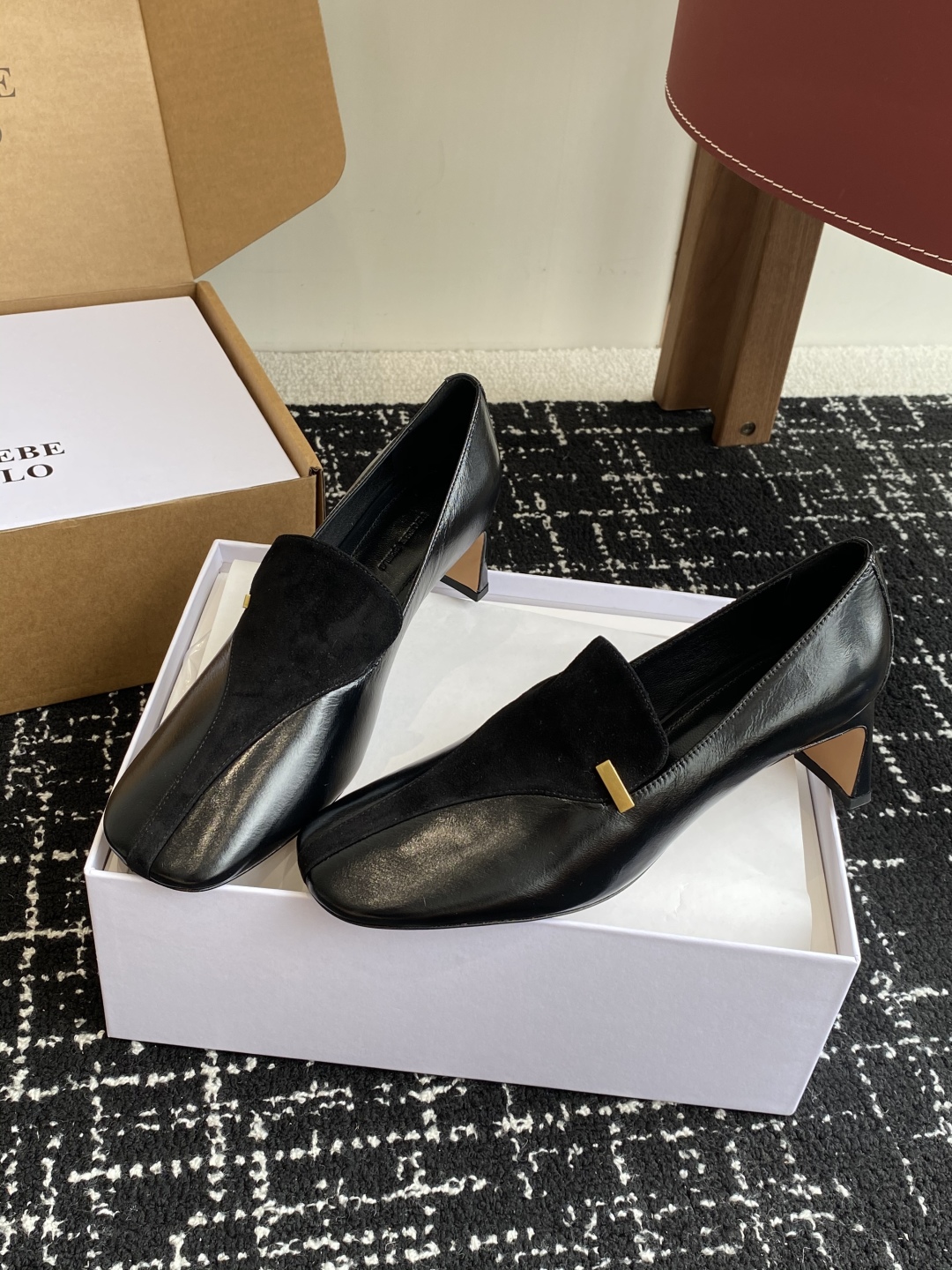 代购级
PHOEBE PHILO 25ss独家发售 双缝线方头玛丽珍单鞋

整体油蜡皮的质感简直不要太爱