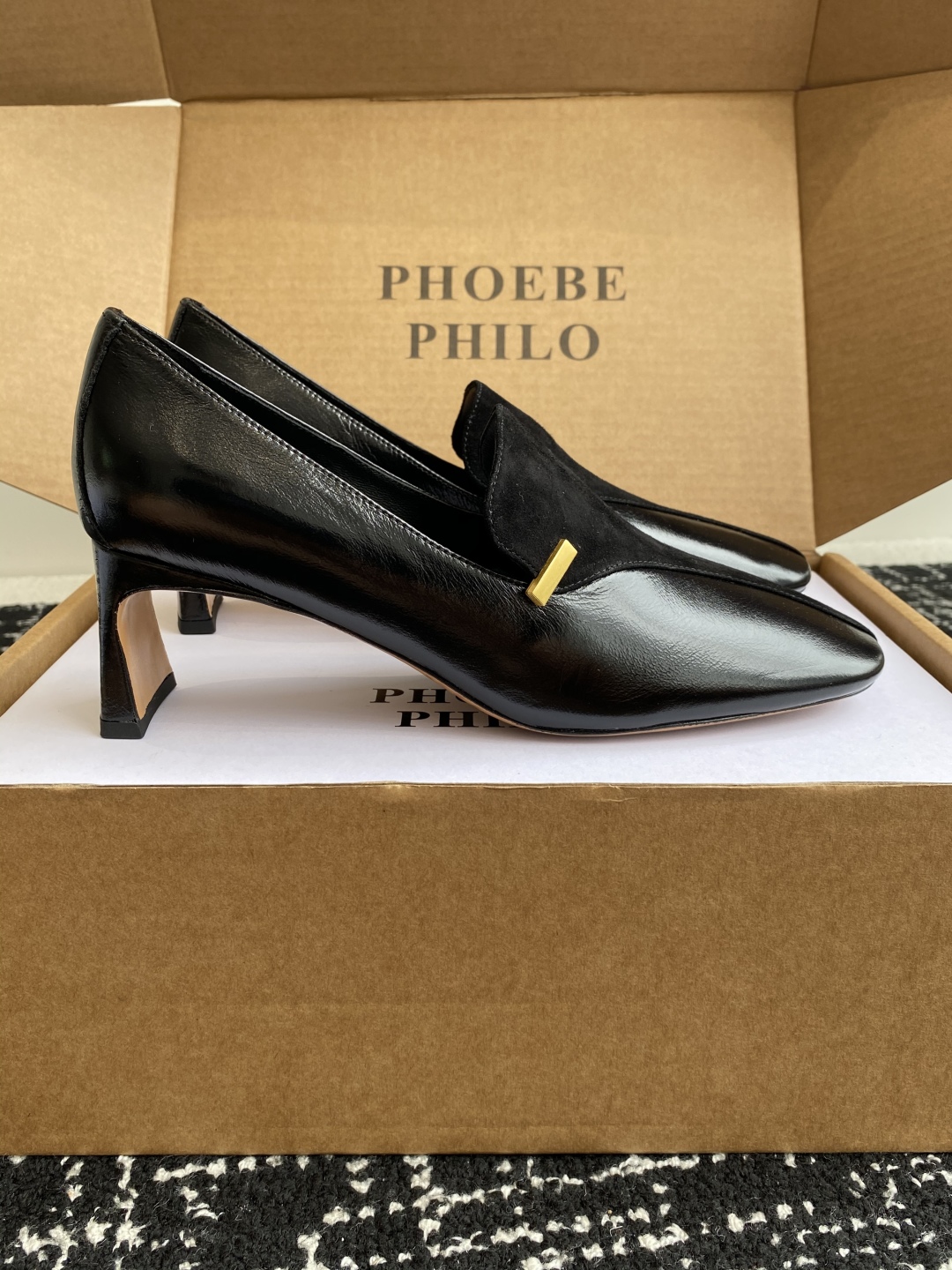 代购级
PHOEBE PHILO 25ss独家发售 双缝线方头玛丽珍单鞋

整体油蜡皮的质感简直不要太爱