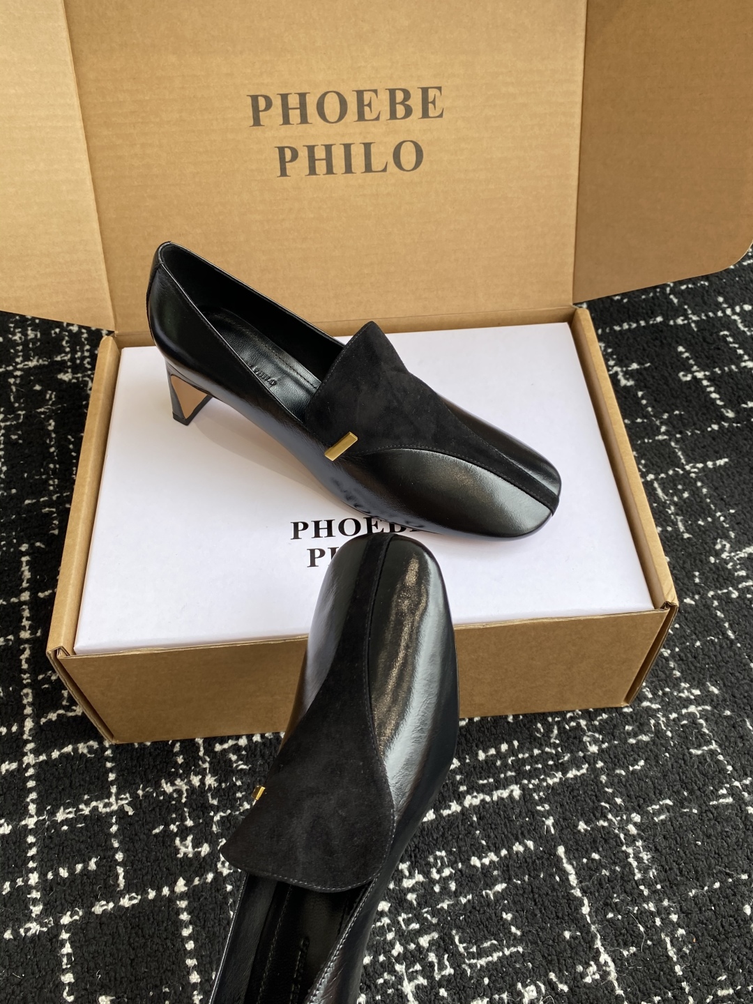代购级
PHOEBE PHILO 25ss独家发售 双缝线方头玛丽珍单鞋

整体油蜡皮的质感简直不要太爱