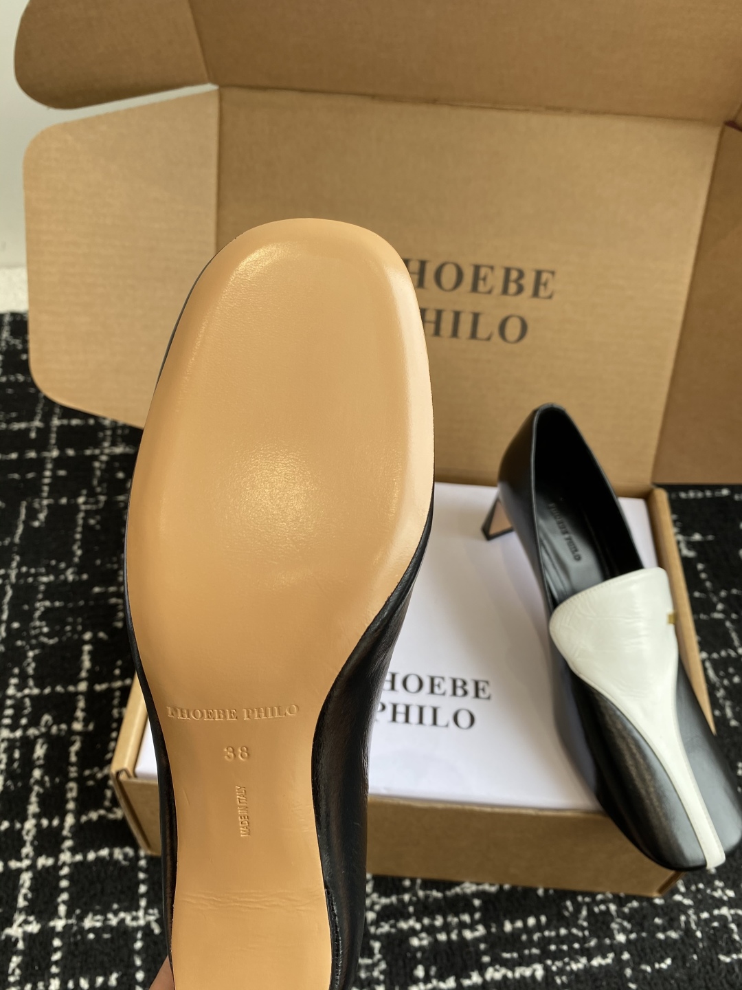 代购级
PHOEBE PHILO 25ss独家发售 双缝线方头玛丽珍单鞋

整体油蜡皮的质感简直不要太爱