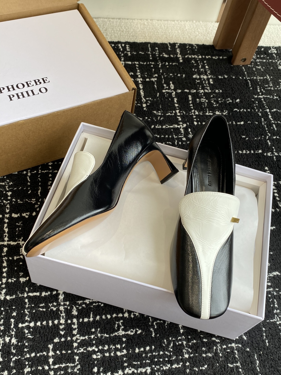代购级
PHOEBE PHILO 25ss独家发售 双缝线方头玛丽珍单鞋

整体油蜡皮的质感简直不要太爱
