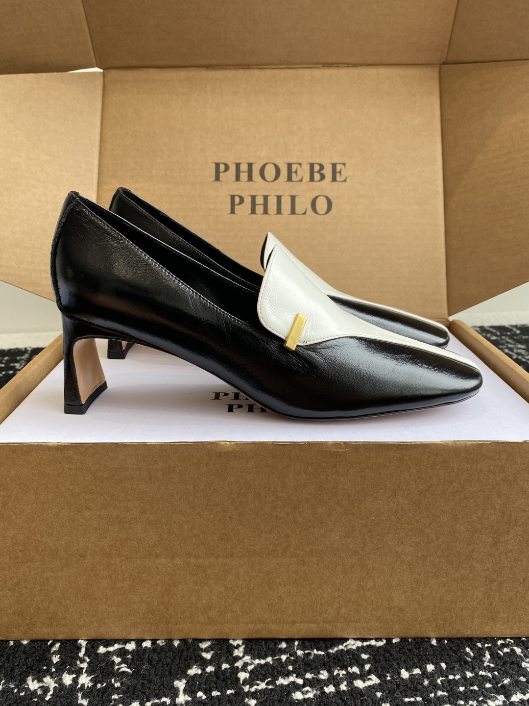 代购级
PHOEBE PHILO 25ss独家发售 双缝线方头玛丽珍单鞋

整体油蜡皮的质感简直不要太爱