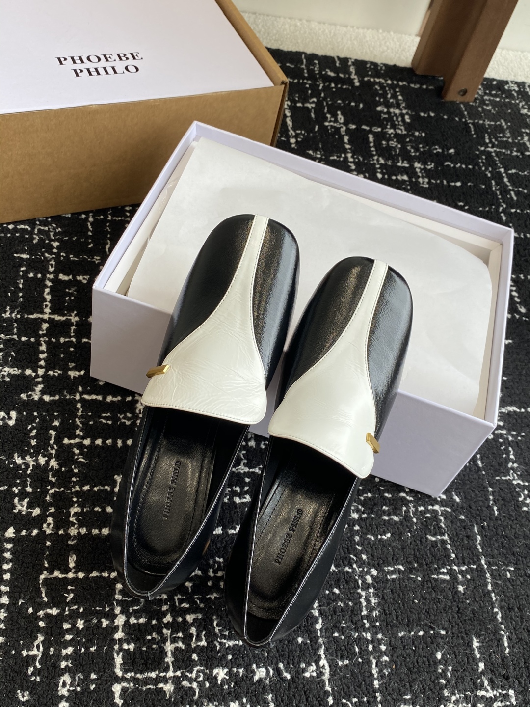 代购级
PHOEBE PHILO 25ss独家发售 双缝线方头玛丽珍单鞋

整体油蜡皮的质感简直不要太爱
