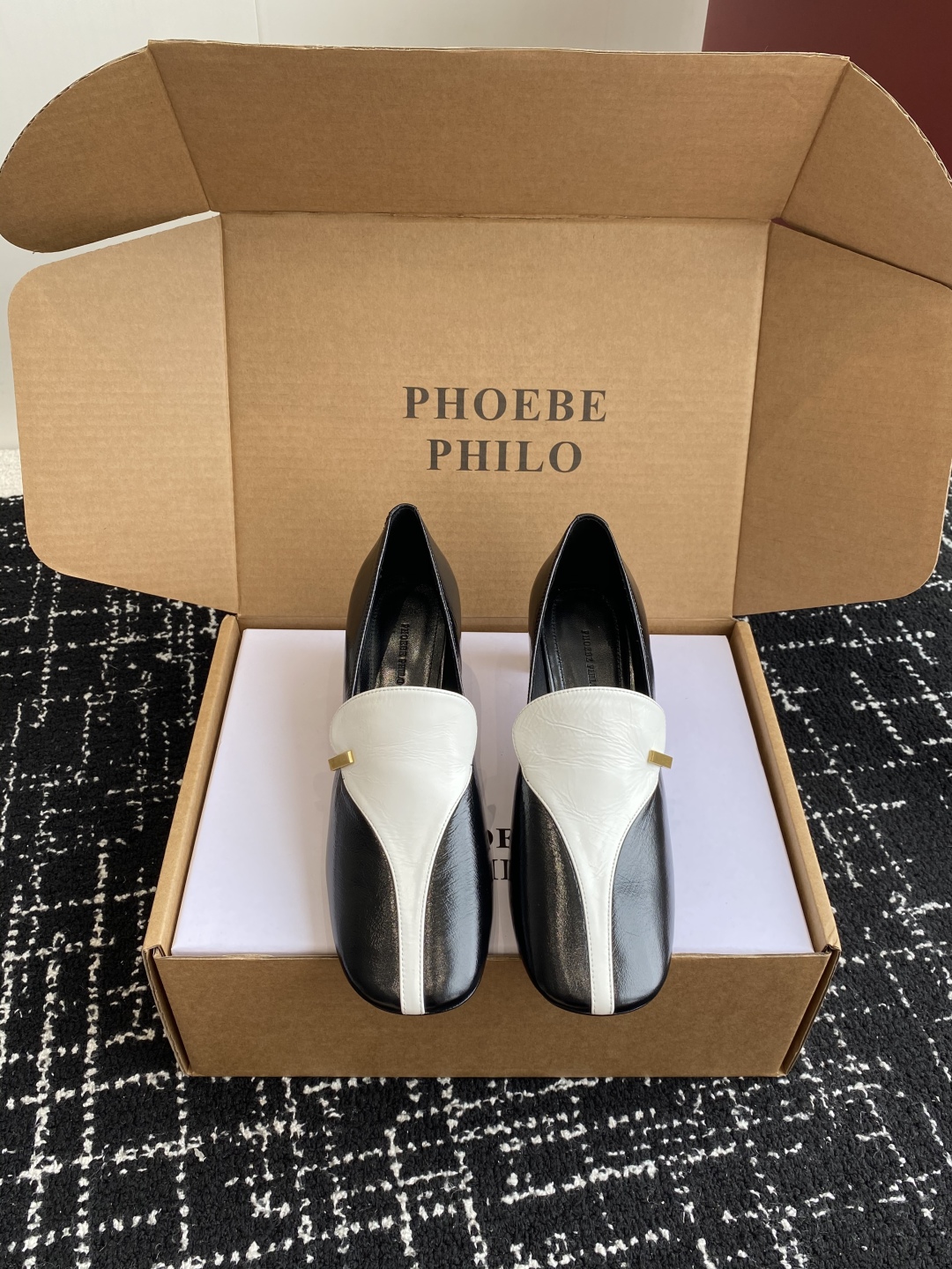 代购级
PHOEBE PHILO 25ss独家发售 双缝线方头玛丽珍单鞋

整体油蜡皮的质感简直不要太爱