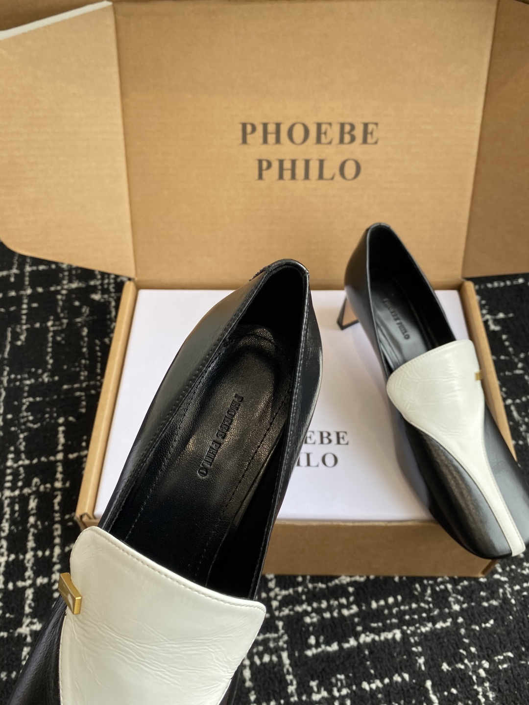 代购级
PHOEBE PHILO 25ss独家发售 双缝线方头玛丽珍单鞋

整体油蜡皮的质感简直不要太爱