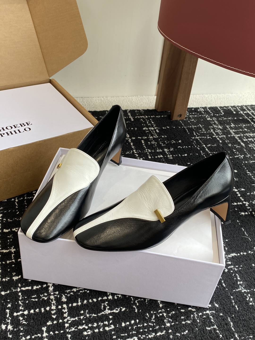 代购级
PHOEBE PHILO 25ss独家发售 双缝线方头玛丽珍单鞋

整体油蜡皮的质感简直不要太爱