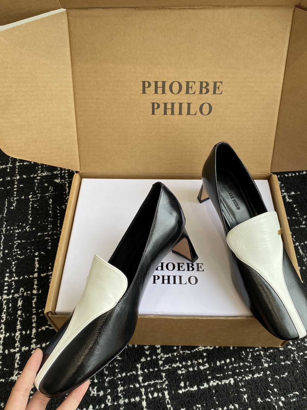 代购级
PHOEBE PHILO 25ss独家发售 双缝线方头玛丽珍单鞋

整体油蜡皮的质感简直不要太爱