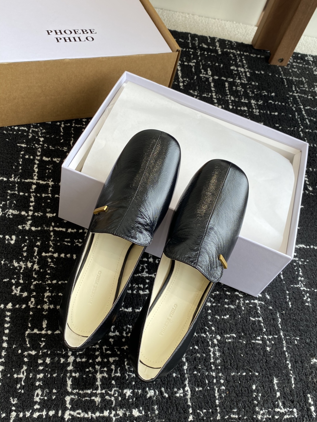 代购级
PHOEBE PHILO 25ss独家发售 双缝线方头玛丽珍单鞋

整体油蜡皮的质感简直不要太爱