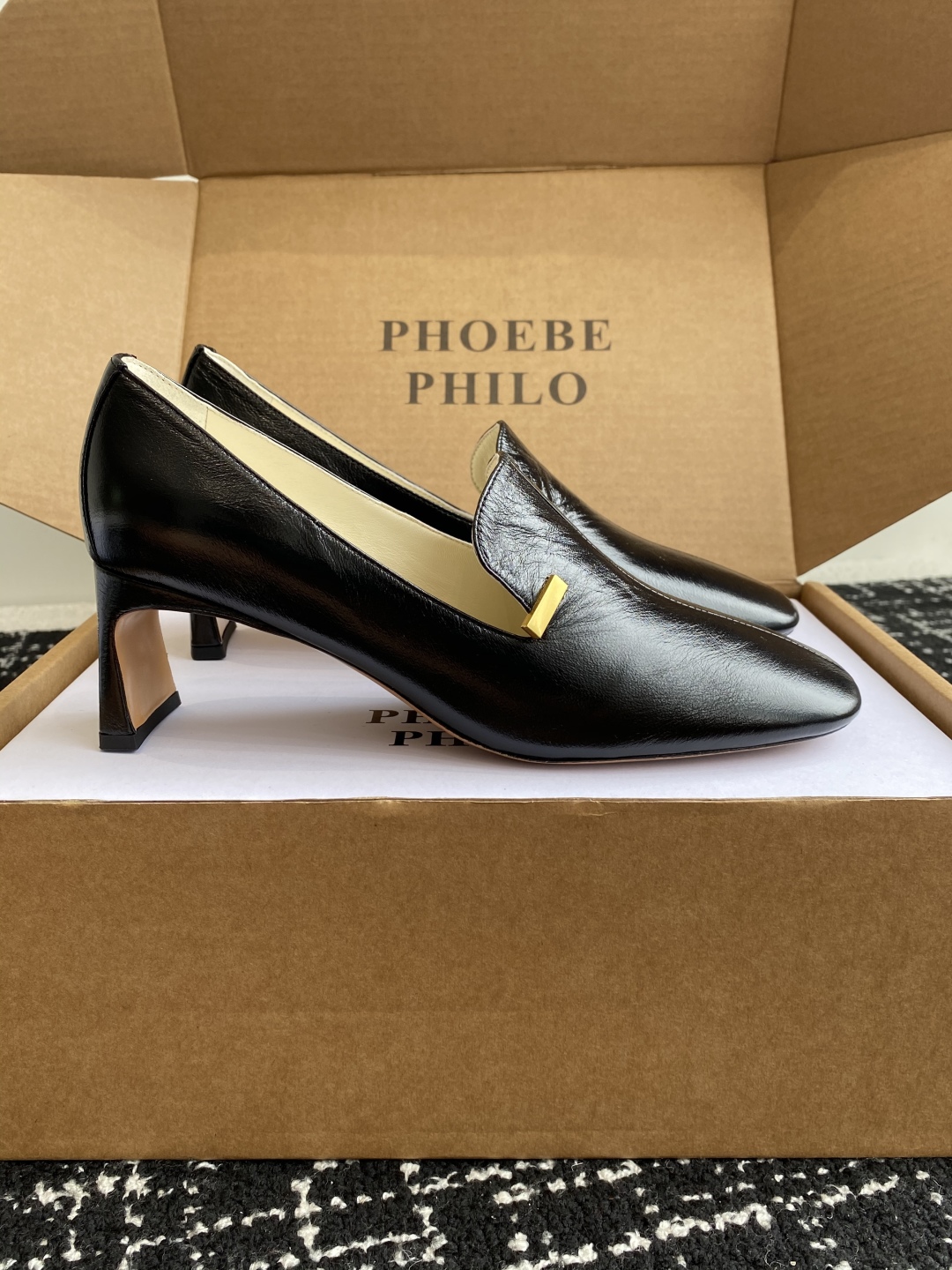 代购级
PHOEBE PHILO 25ss独家发售 双缝线方头玛丽珍单鞋

整体油蜡皮的质感简直不要太爱