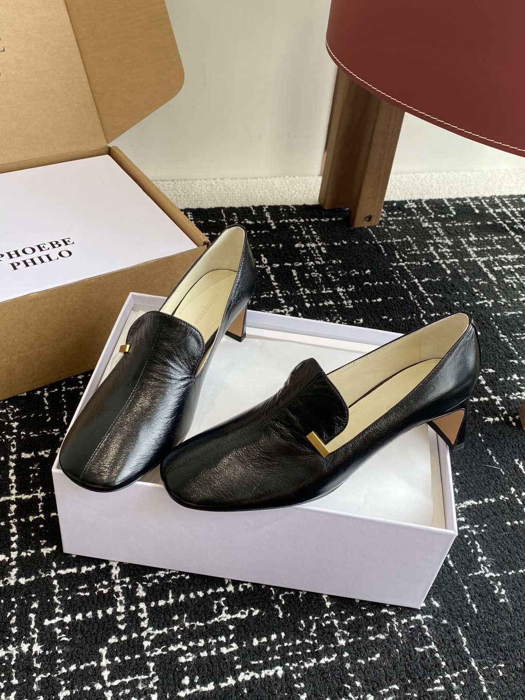 代购级
PHOEBE PHILO 25ss独家发售 双缝线方头玛丽珍单鞋

整体油蜡皮的质感简直不要太爱