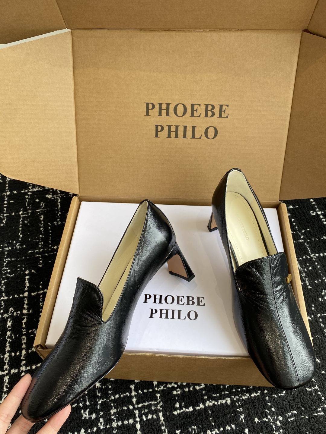 代购级
PHOEBE PHILO 25ss独家发售 双缝线方头玛丽珍单鞋

整体油蜡皮的质感简直不要太爱