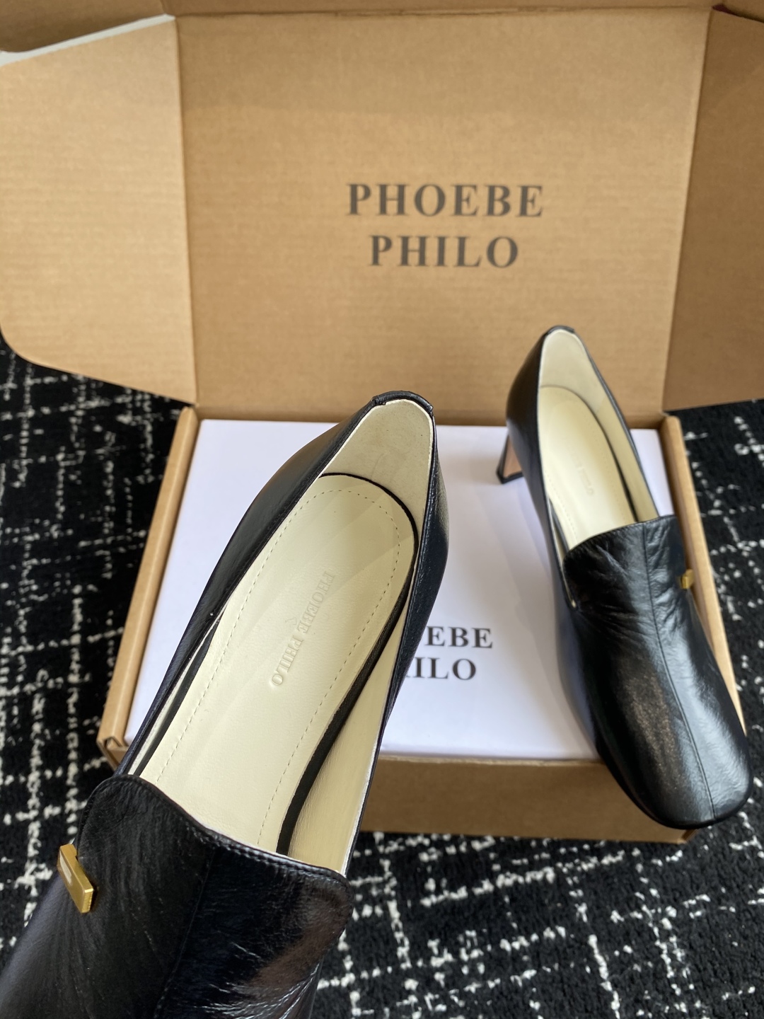 代购级
PHOEBE PHILO 25ss独家发售 双缝线方头玛丽珍单鞋

整体油蜡皮的质感简直不要太爱