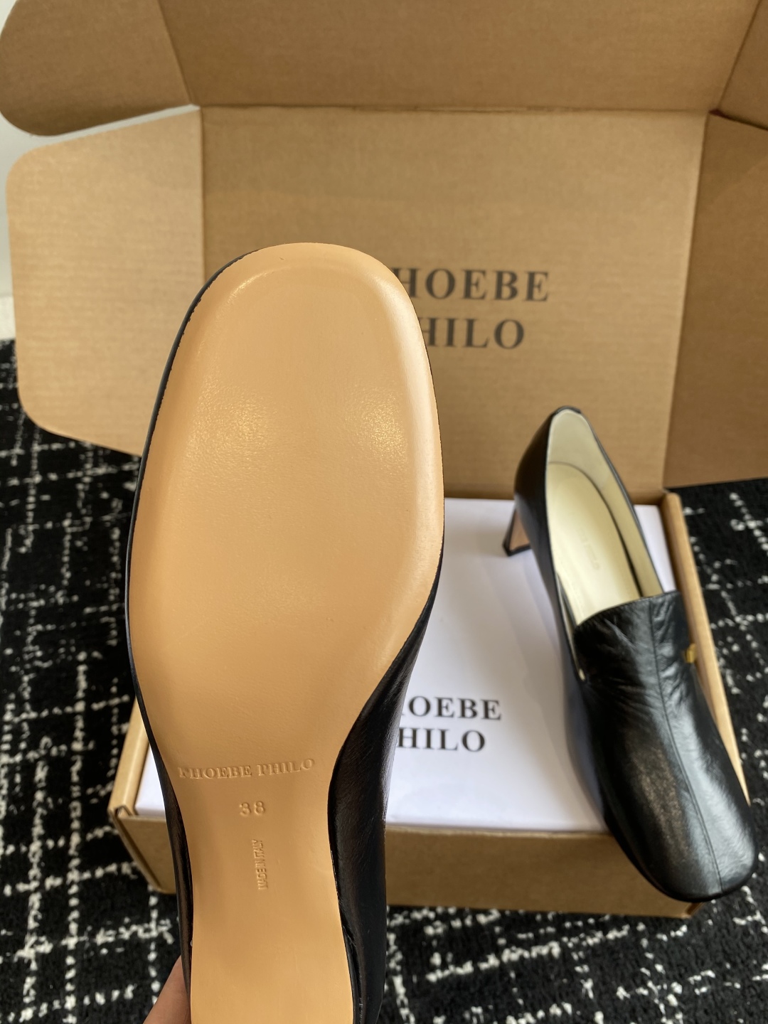 代购级
PHOEBE PHILO 25ss独家发售 双缝线方头玛丽珍单鞋

整体油蜡皮的质感简直不要太爱