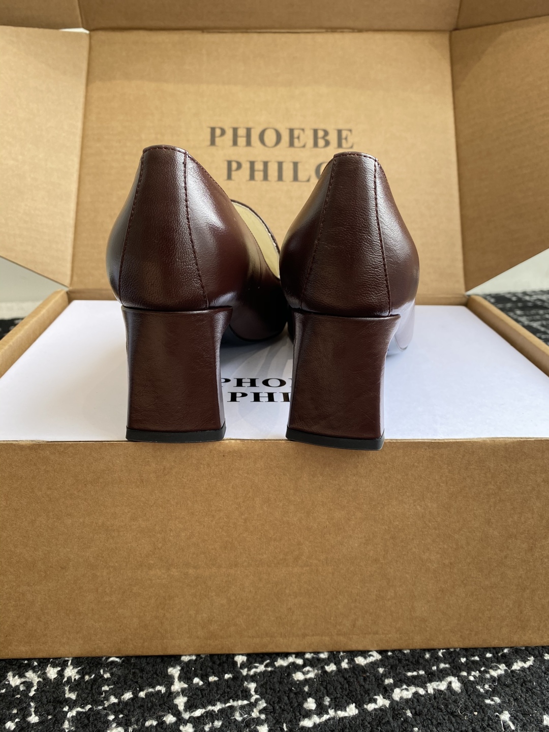 代购级
PHOEBE PHILO 25ss独家发售 双缝线方头玛丽珍单鞋

整体油蜡皮的质感简直不要太爱