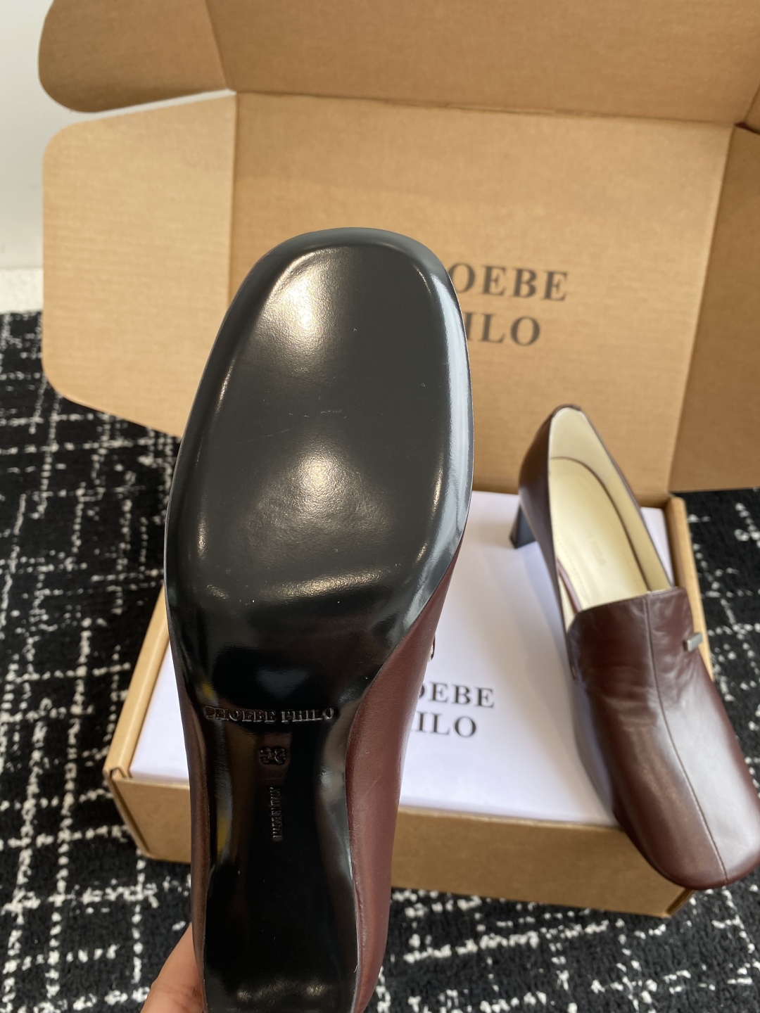 代购级
PHOEBE PHILO 25ss独家发售 双缝线方头玛丽珍单鞋

整体油蜡皮的质感简直不要太爱