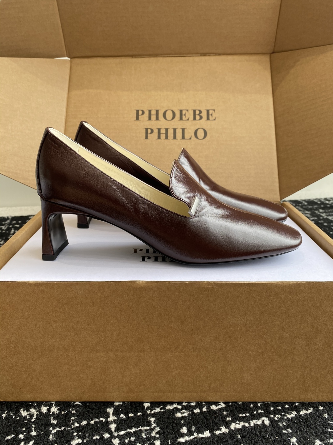 代购级
PHOEBE PHILO 25ss独家发售 双缝线方头玛丽珍单鞋

整体油蜡皮的质感简直不要太爱
