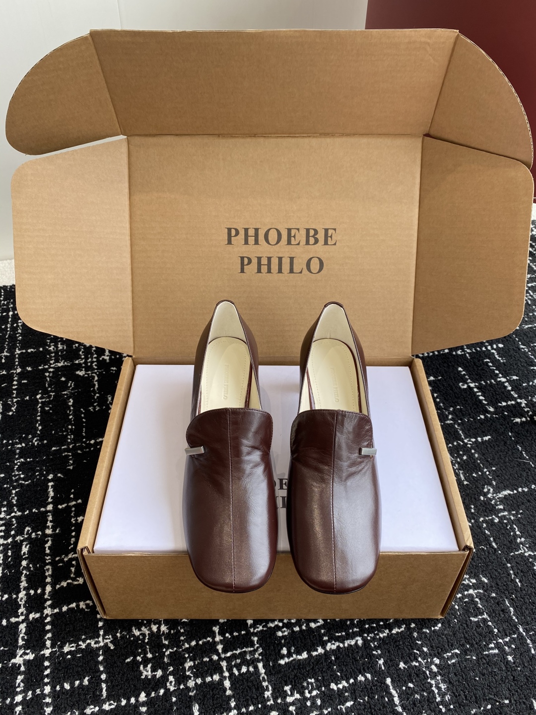 代购级
PHOEBE PHILO 25ss独家发售 双缝线方头玛丽珍单鞋

整体油蜡皮的质感简直不要太爱