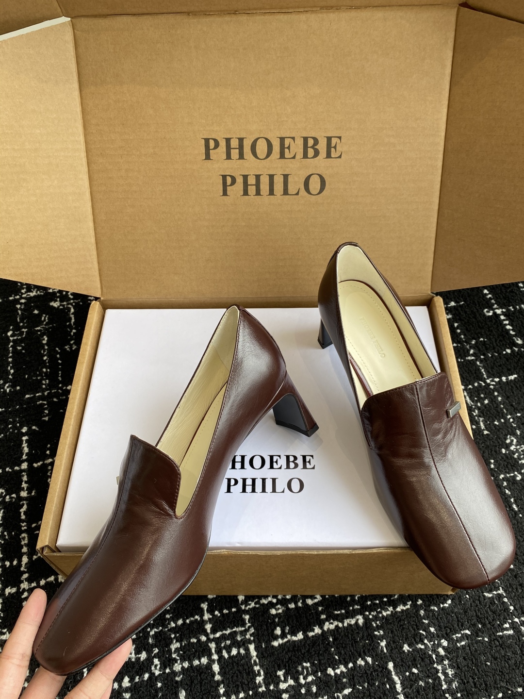 代购级
PHOEBE PHILO 25ss独家发售 双缝线方头玛丽珍单鞋

整体油蜡皮的质感简直不要太爱